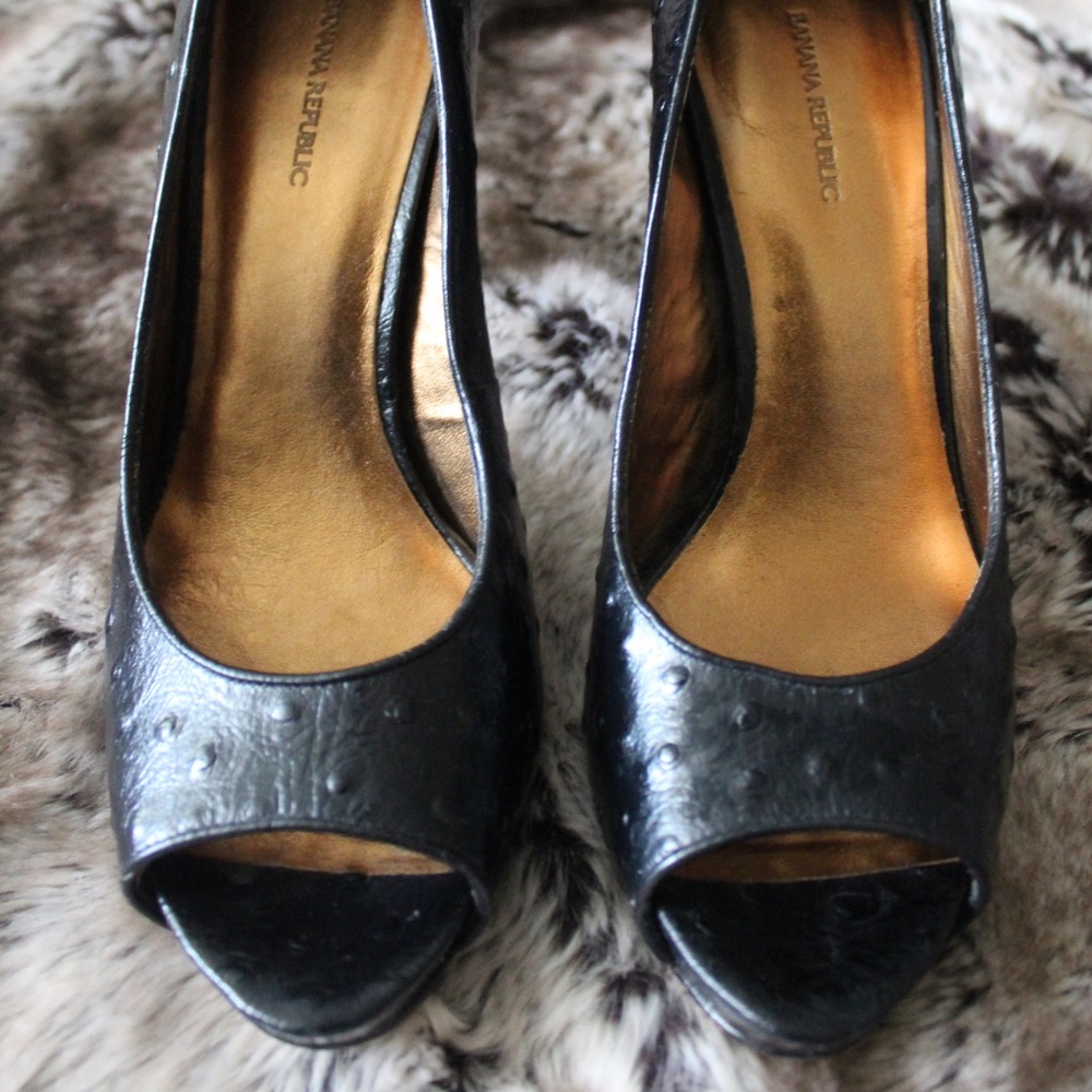 Banana Republic Black Peep Toe Pump